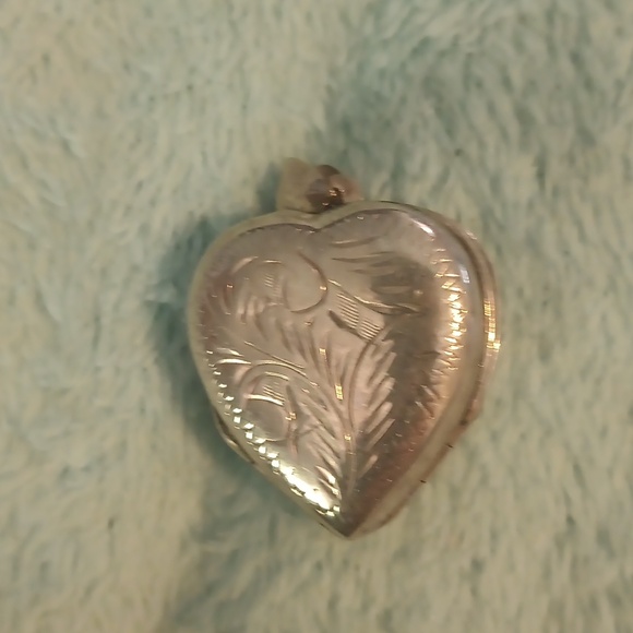 Beautiful vintage sterling silver etched heart locket 1 inch up and down - Picture 2 of 4
